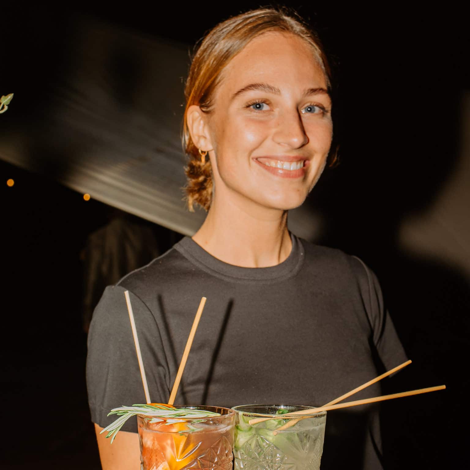 Medewerker met cocktails