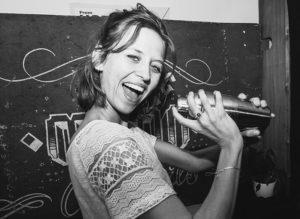 stella aan het mixen